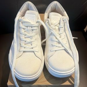 Brand NIB Sofft Waylyn walking shoes/sneakers. White. Womens Size 10.